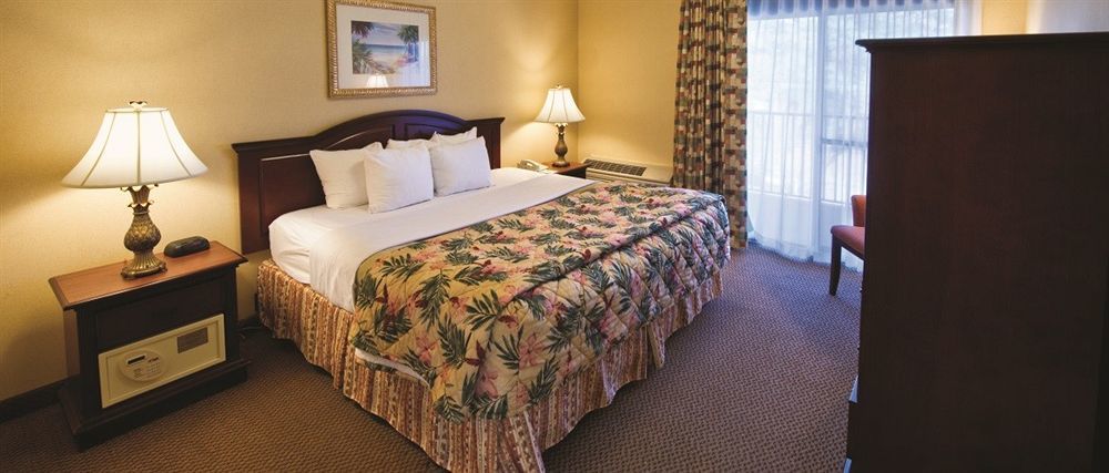 The Breakers Hotel & Suites 레오보스 비치 외부 사진